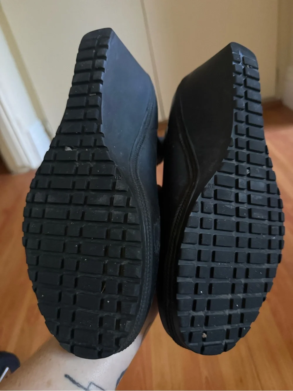 Tretorn sleek black